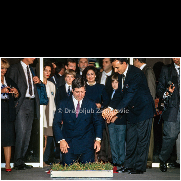 In 1991, Crown Prince Aleksandar II Karađorđević returned to Serbia with his family after decades of exile. His arrival marked a highly symbolic moment in the country’s contemporary history, reflecting the profound political and social changes taking place at the end of the socialist era.
Tens of thousands of citizens gathered to welcome the royal family, expressing strong emotions and expectations connected to the restoration of historical continuity and national identity. The photograph captures a ceremonial moment during the reception, illustrating the public significance and charged atmosphere surrounding the Crown Prince’s return.