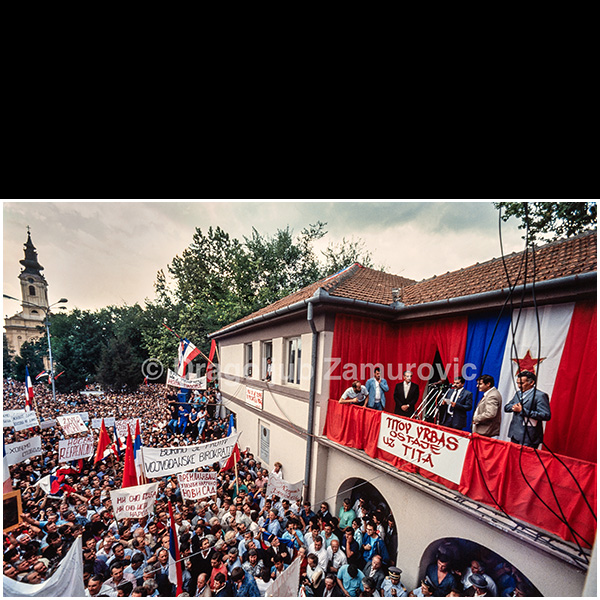Mass rally during the Anti-Bureaucratic Revolution in Titov Vrbas. Organized groups from Kosovo and other parts of Yugoslavia arrived chanting nationalist slogans and gathered for political speeches in the town center.